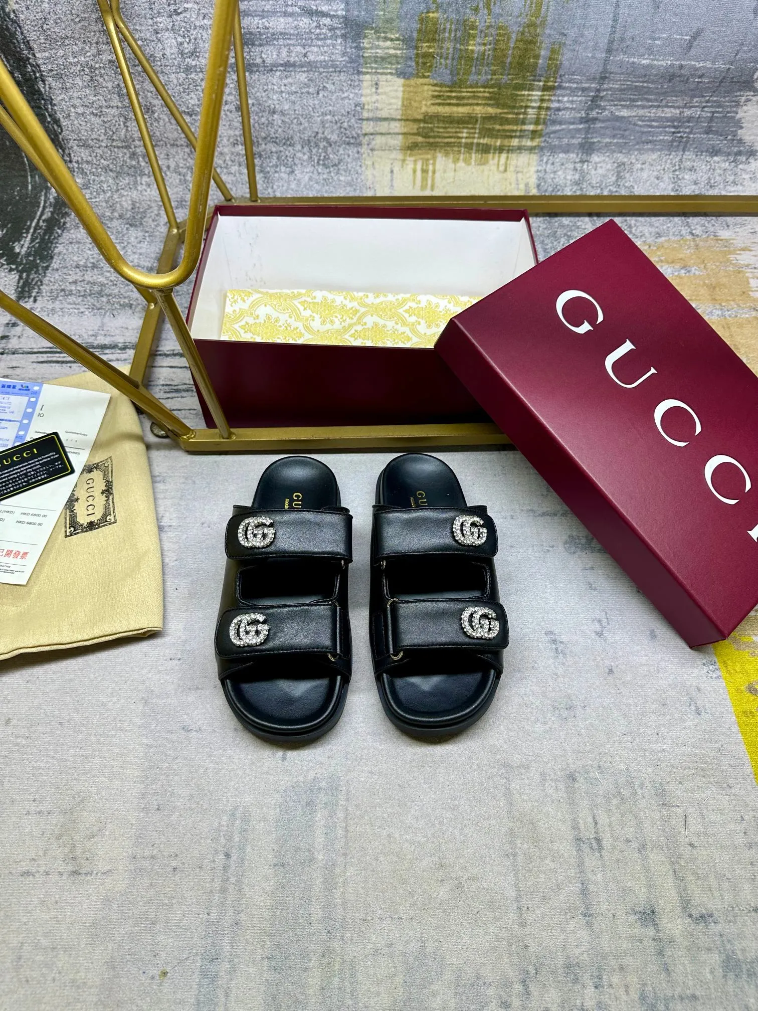 👟👟Ex-factory price 440👟👟Gucci’s latest popular slippers, double-strip Velcro straps are adjustable, and the cowhide fabric is embellished with double G diamond fasteners. Number of yards: 35-41 yards,